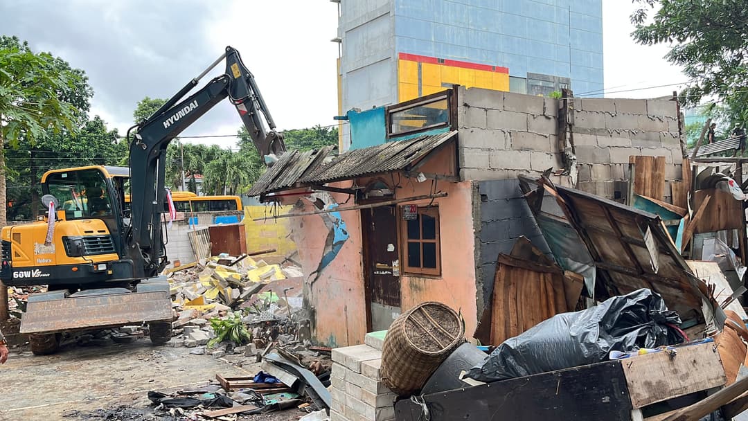 Pemkot-Jaktim-Bongkar-Permukiman-di-Atas-Makam-TPU-Kebon-Nanas,-103-KK-Direlokasi