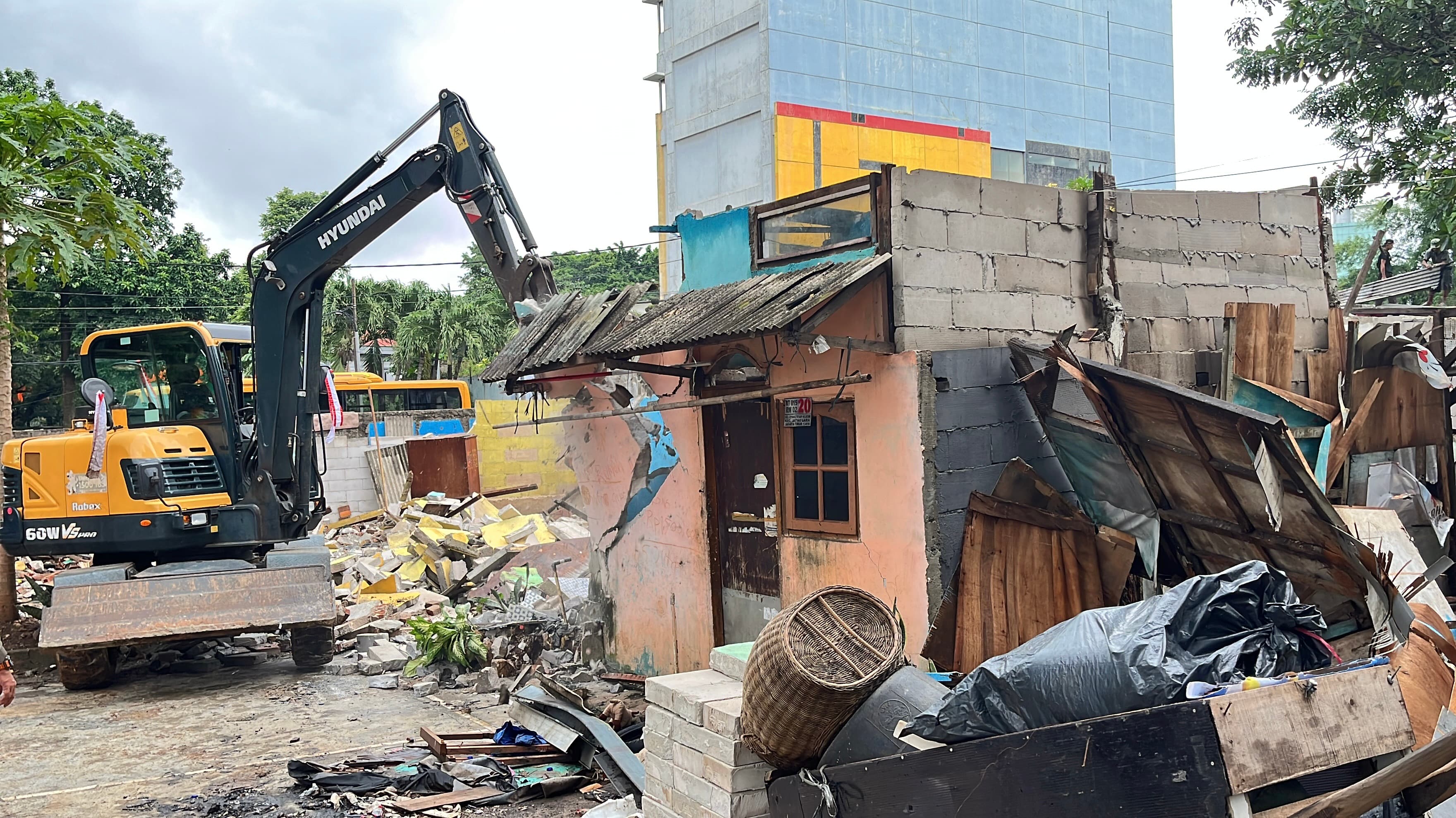 Pemkot Jaktim Bongkar Permukiman di Atas Makam TPU Kebon Nanas, 103 KK Direlokasi.jpg