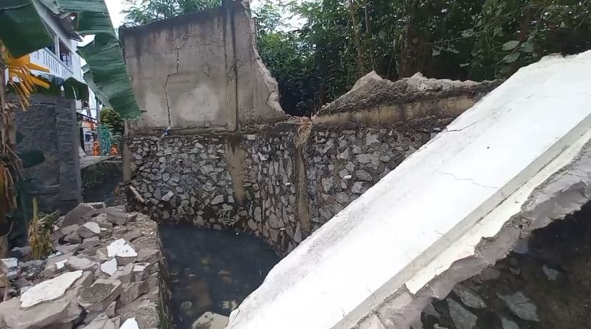 Tembok-Saluran-Air-di-Cakung-Timur-Roboh,-Warga-Khawatir-Banjir