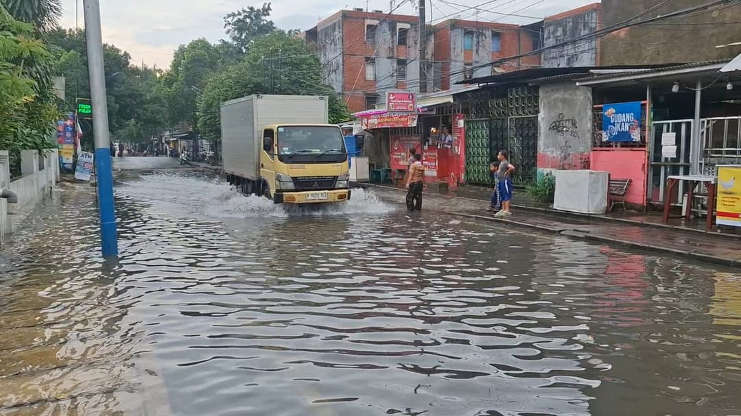 Diguyur-Hujan-Satu-Jam,-Jalan-Nusa-Indah-Raya-Duren-Sawit-Terendam