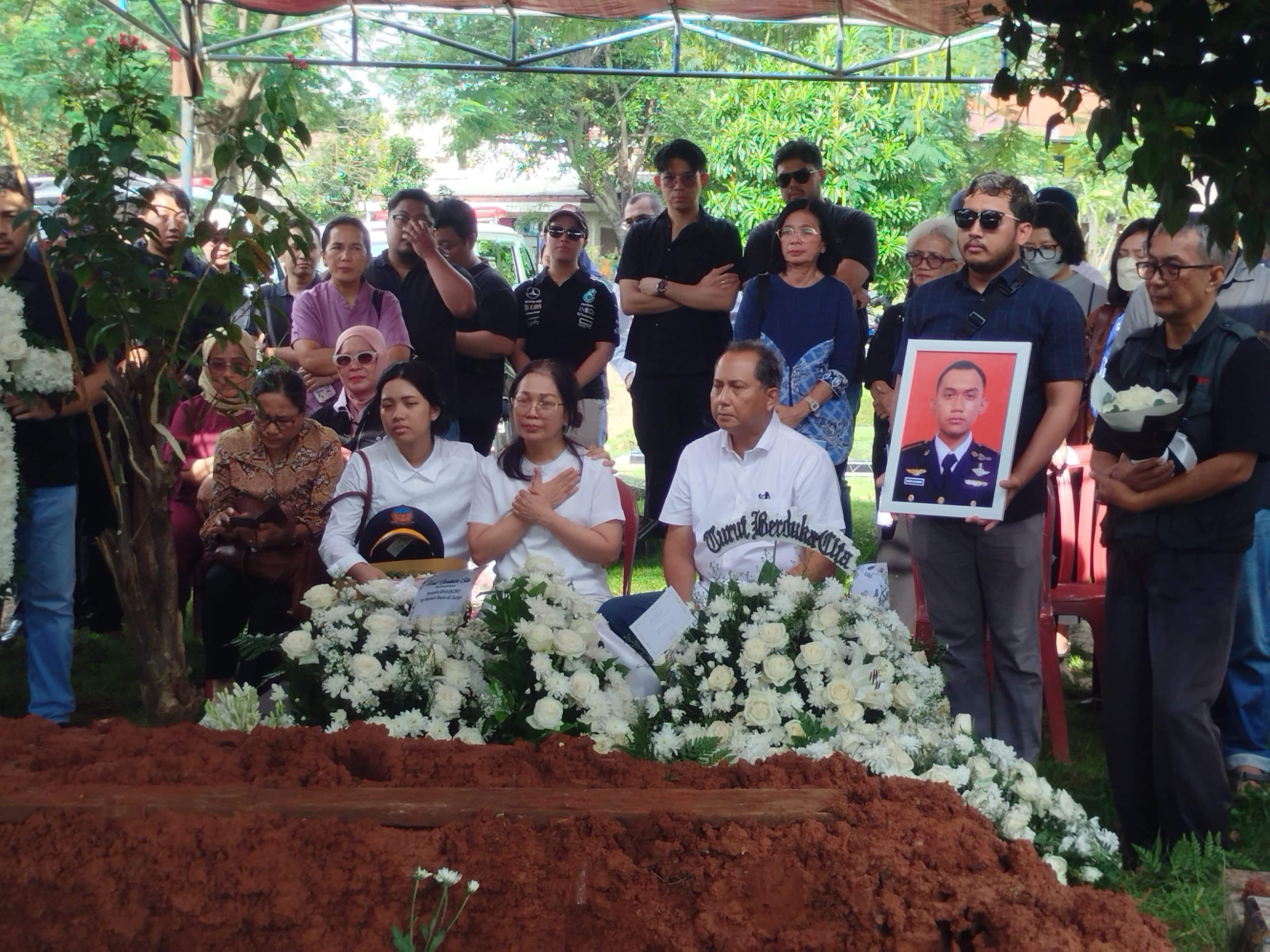 Jenazah Kopilot Smart Aviation Dimakamkan di TPU Pondok Kelapa.jpg