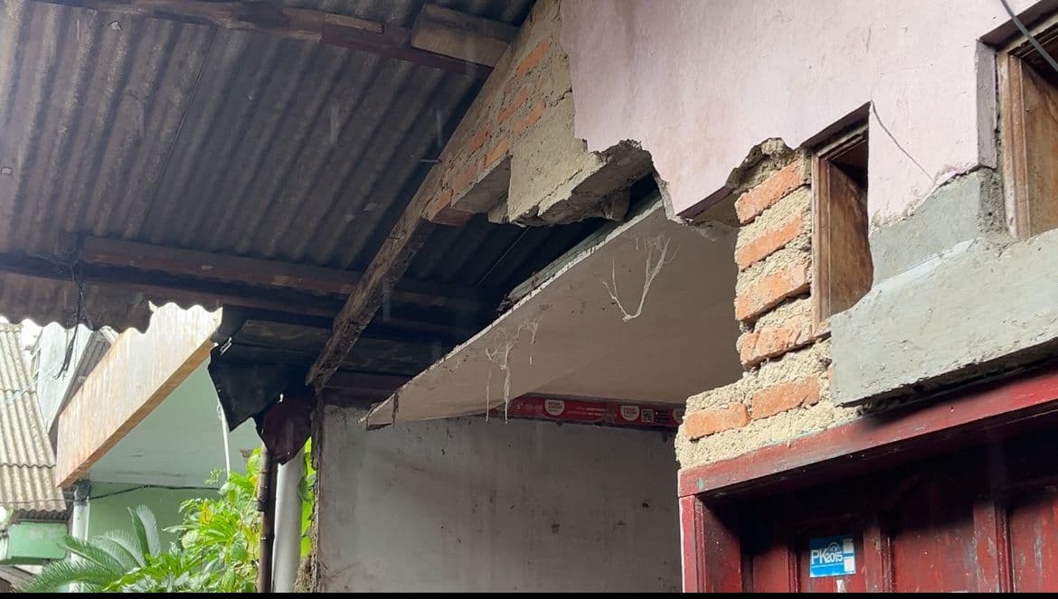 Tembok Rumah Ambruk Saat Sahur di Duren Sawit, Ibu dan Anak Selamat.jpg