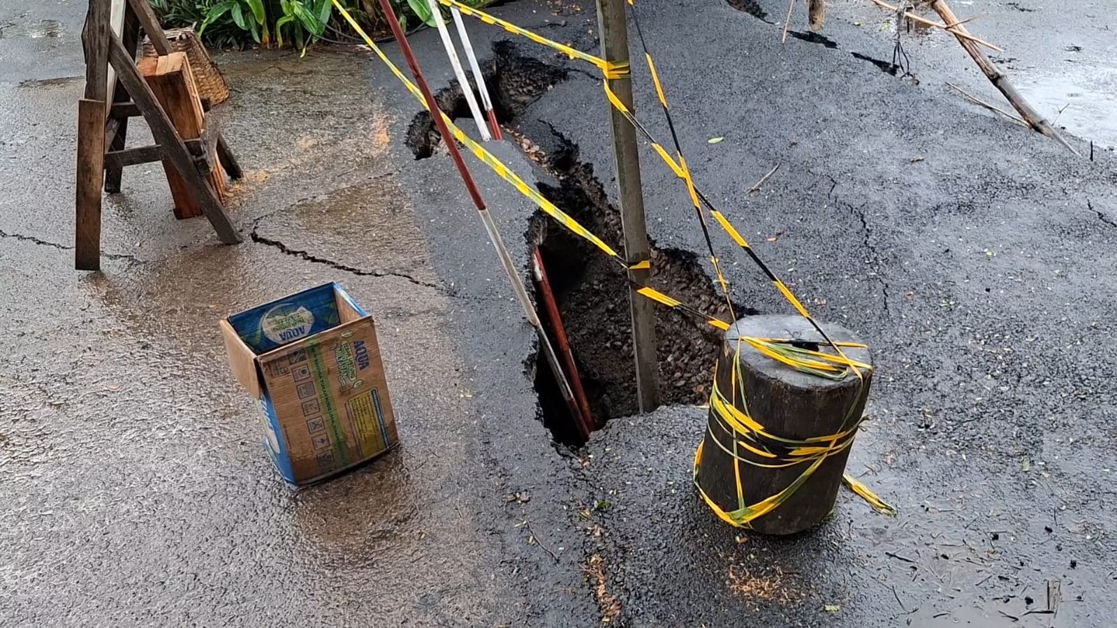 Jembatan Kampung Kramat Ambles, Warga Minta Segera Diperbaiki.jpg