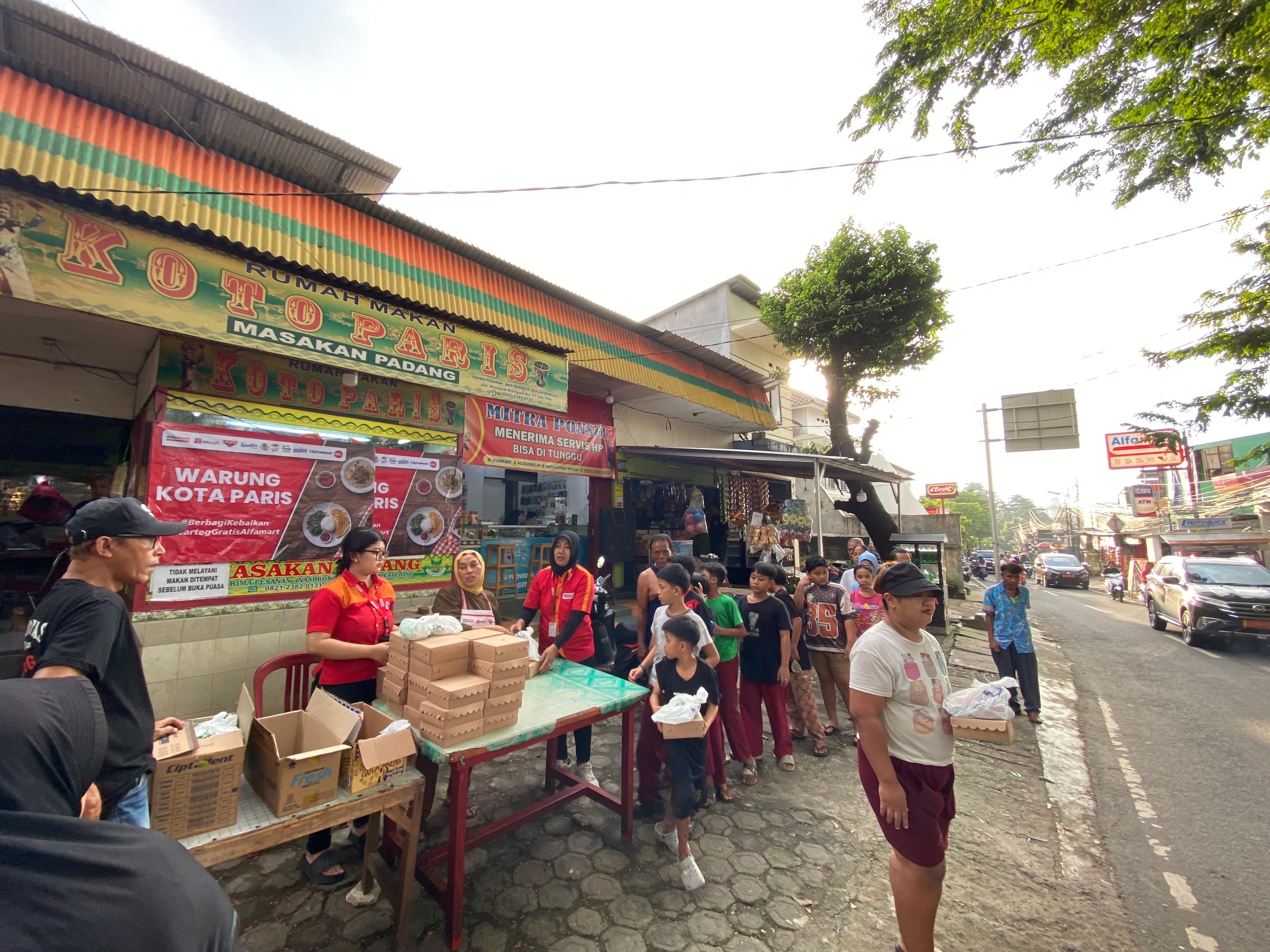 Antrean Warga Warnai Pembagian Paket Buka Puasa Gratis di Warung Koto Paris.jpg