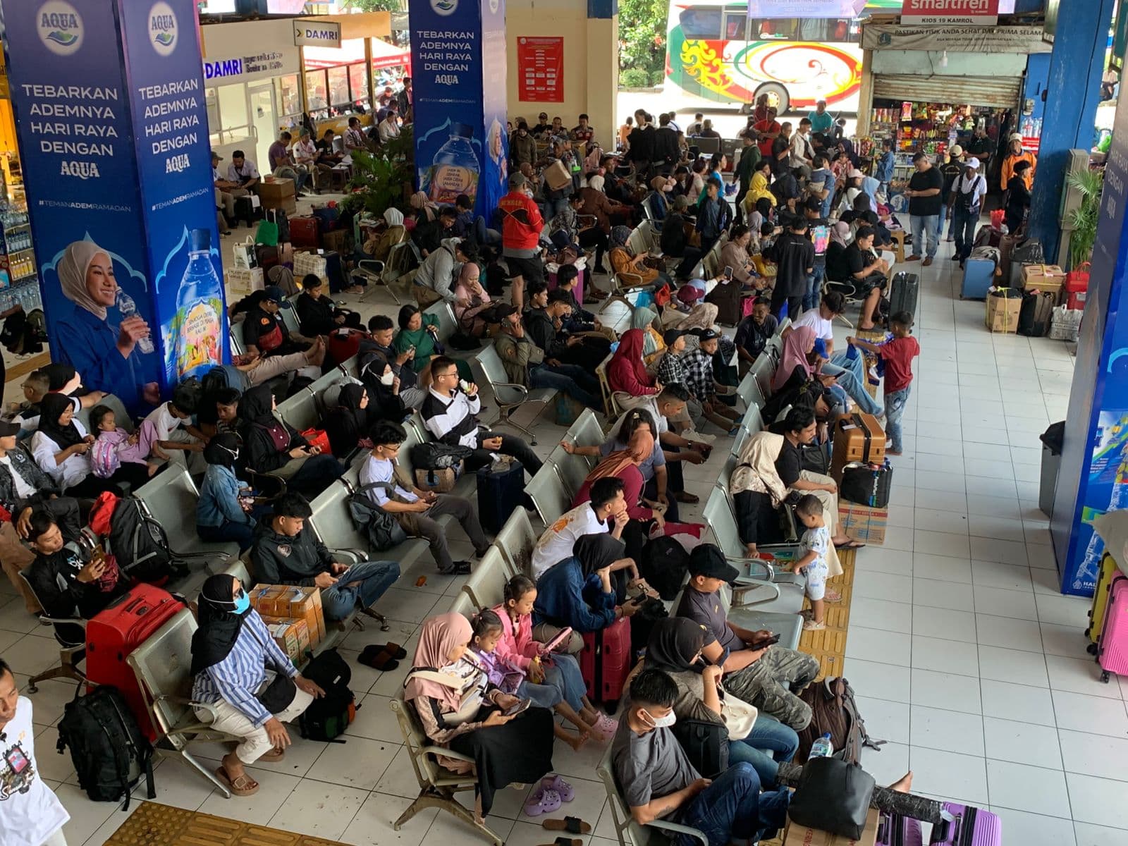 Arus Mudik Mulai Terlihat di Terminal Kampung Rambutan, Sejumlah Penumpang Tunggu Keberangkatan Bus.jpg