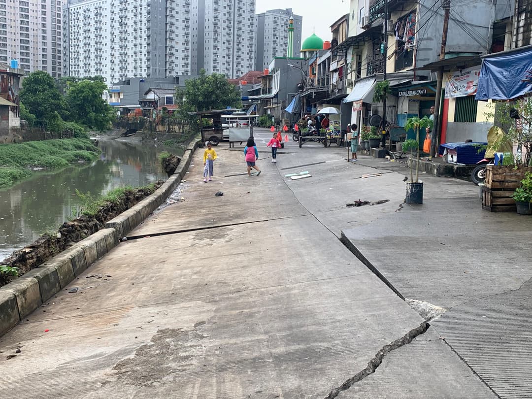Jalan-Amblas-di-Bantaran-Kali-Pulogadung-Melumpuhkan-Akses-Warga-Sejak-Lebaran