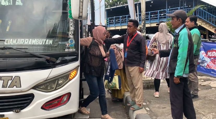 Arus-Balik-H+6-Lebaran-2026,-Ribuan-Penumpang-Padati-Terminal-Kampung-Rambutan