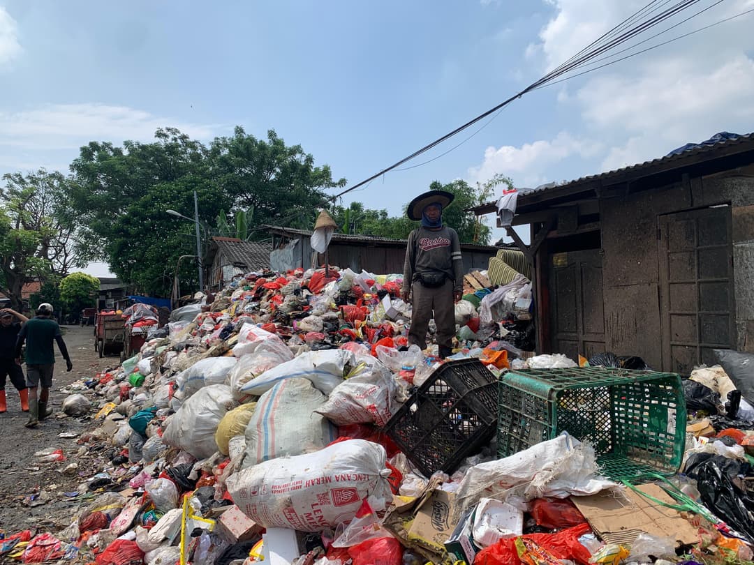 Sampah-Menggunung-Hingga-2-Meter-di-Pondok-Kopi,-Warga-Keluhkan-Pengangkutan-Lambat