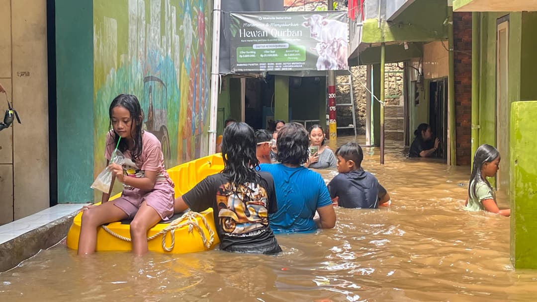 Banjir-Rendam-Kebon-Pala-Kampung-Melayu,-Ketinggian-Air-Capai-2-Meter