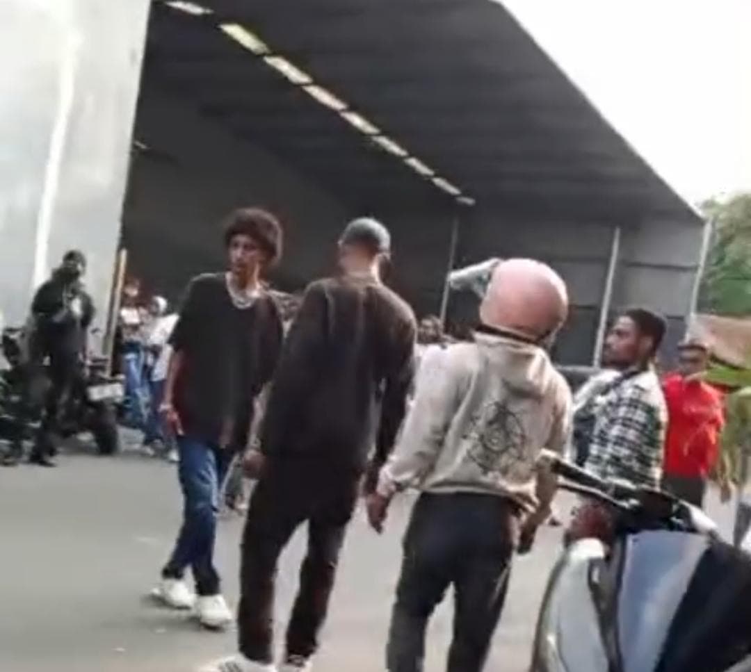 Diduga-Debt-Collector-Tarik-Motor-Secara-Paksa-di-Jalan,-Warga-Cakung-Resah