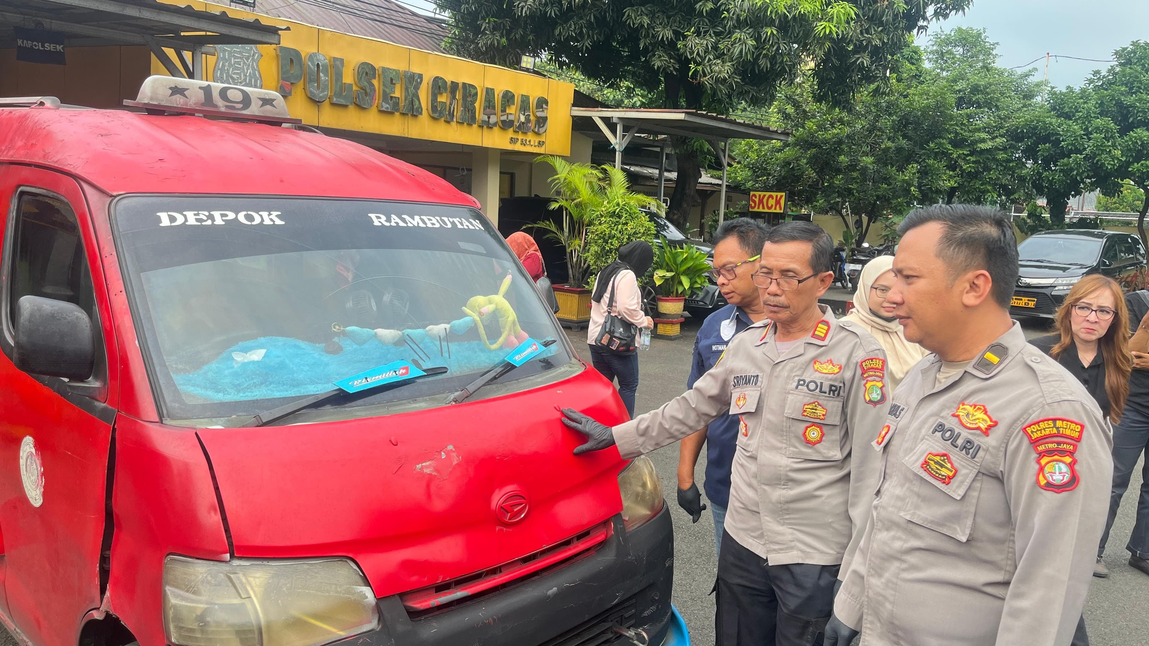 Sopir Angkot P19 Rusak Kaca Mobil L300 di Ciracas, Polisi Amankan Pelaku.jpg