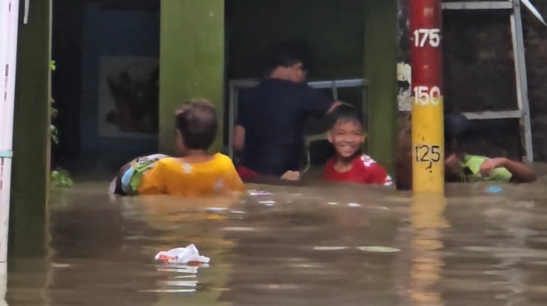 Warga-Kebon-Pala-Bertahan-di-Tengah-Banjir-175-Cm,-Aktivitas-Tetap-Berjalan