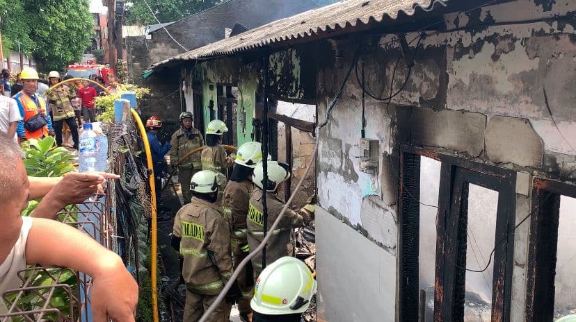 Diduga Akibat Korsleting, Kebakaran Hanguskan Enam Kontrakan di Ciracas.jpg