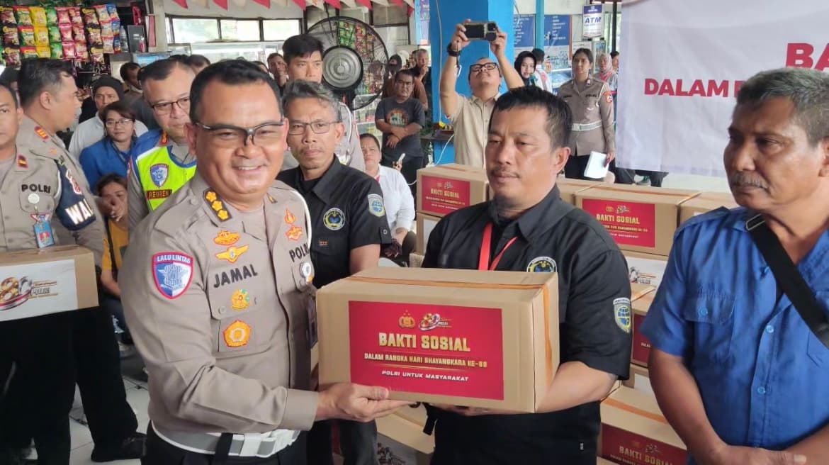 Ratusan Sopir hingga Porter Terminal Kampung Rambutan Terima Bansos HUT Bhayangkara ke-80.jpg