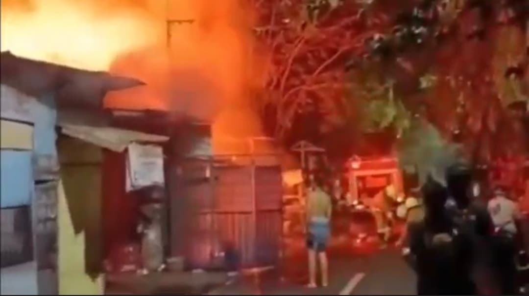 Api-Cepat-Membesar,-Dua-Warung-dan-Satu-Rumah-di-Duren-Sawit-Ludes-Terbakar