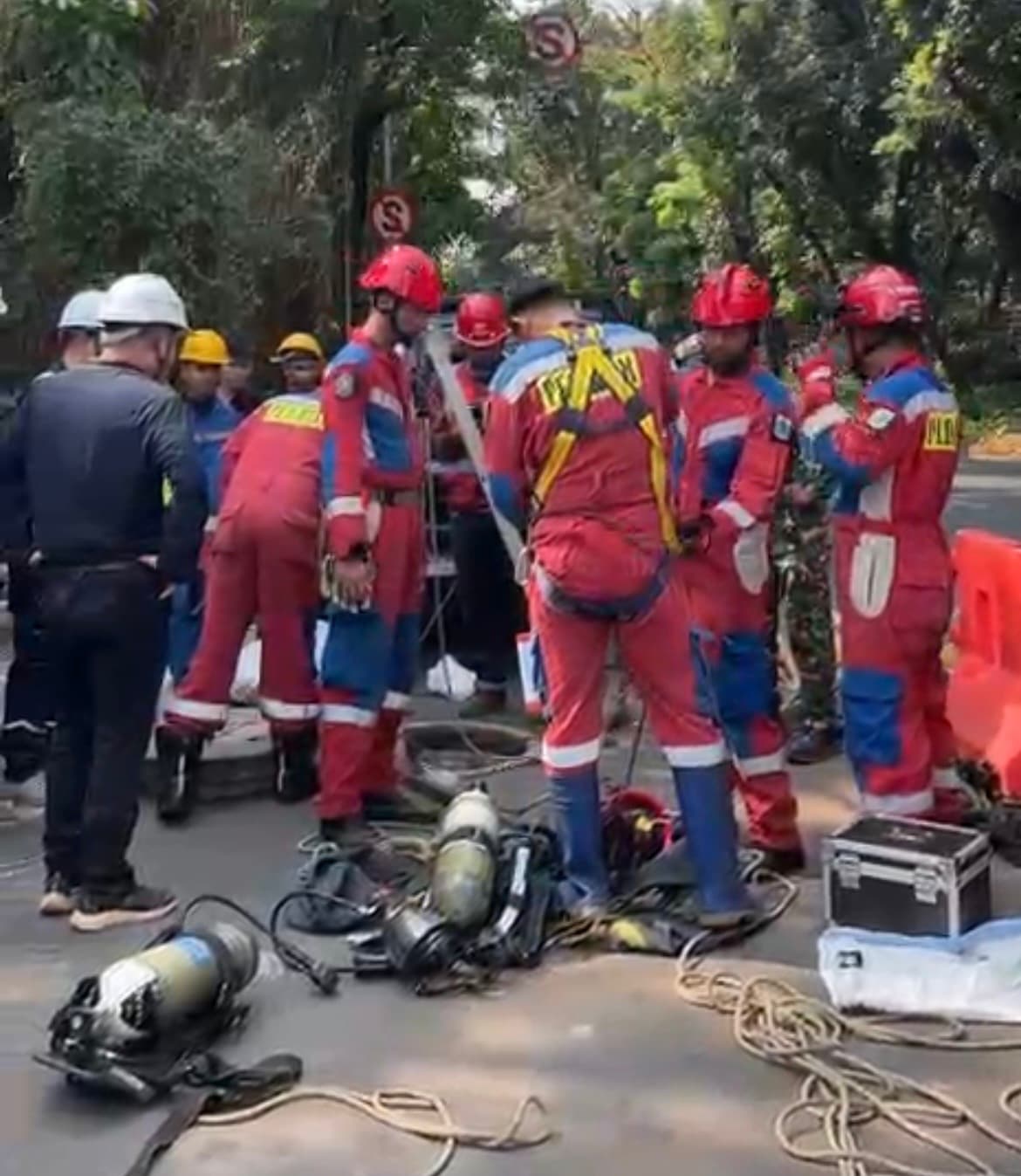 Tiga Pekerja Proyek Meninggal Dunia di Gorong-gorong Depan TMII, Diduga Akibat Kekurangan Oksigen.jpg