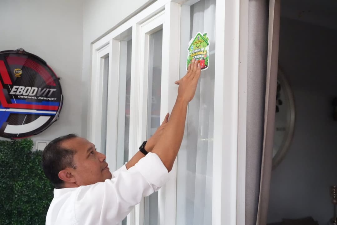 Kelurahan-Dukuh-Beri-Stiker-"Rumah-Senyum"-kepada-Warga-yang-Konsisten-Pilah-Sampah