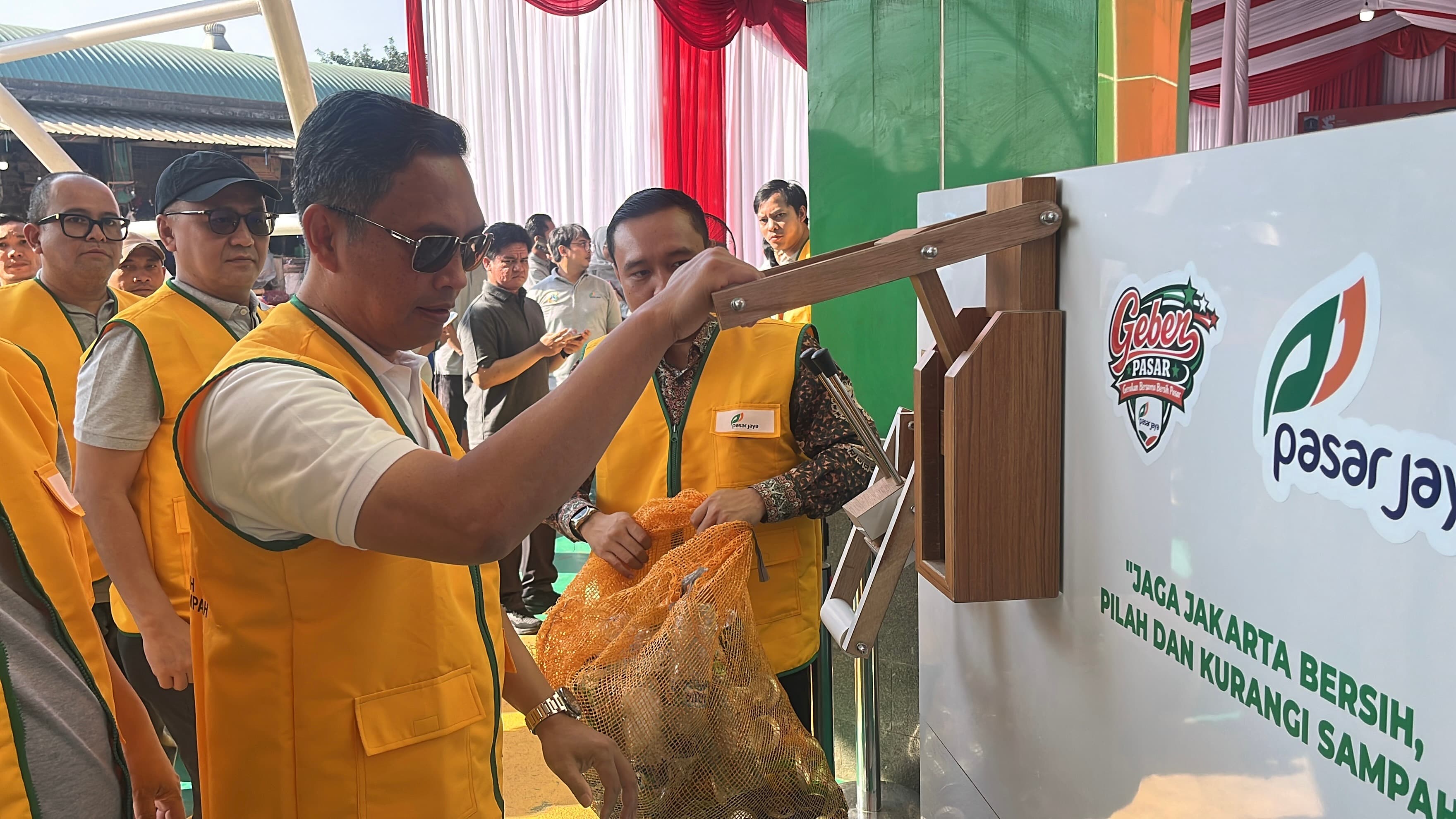 Pasar Jaya Luncurkan Gerakan Bersama Bersih Pasar, Dorong Budaya Pilah Sampah.jpg