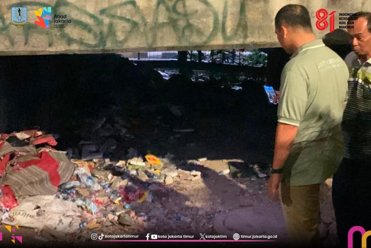 Empat Pelbak di Trotoar Jalan DI Panjaitan Ditutup, Pemkot Jaktim Siapkan Tempat Sampah Pengganti.jpg