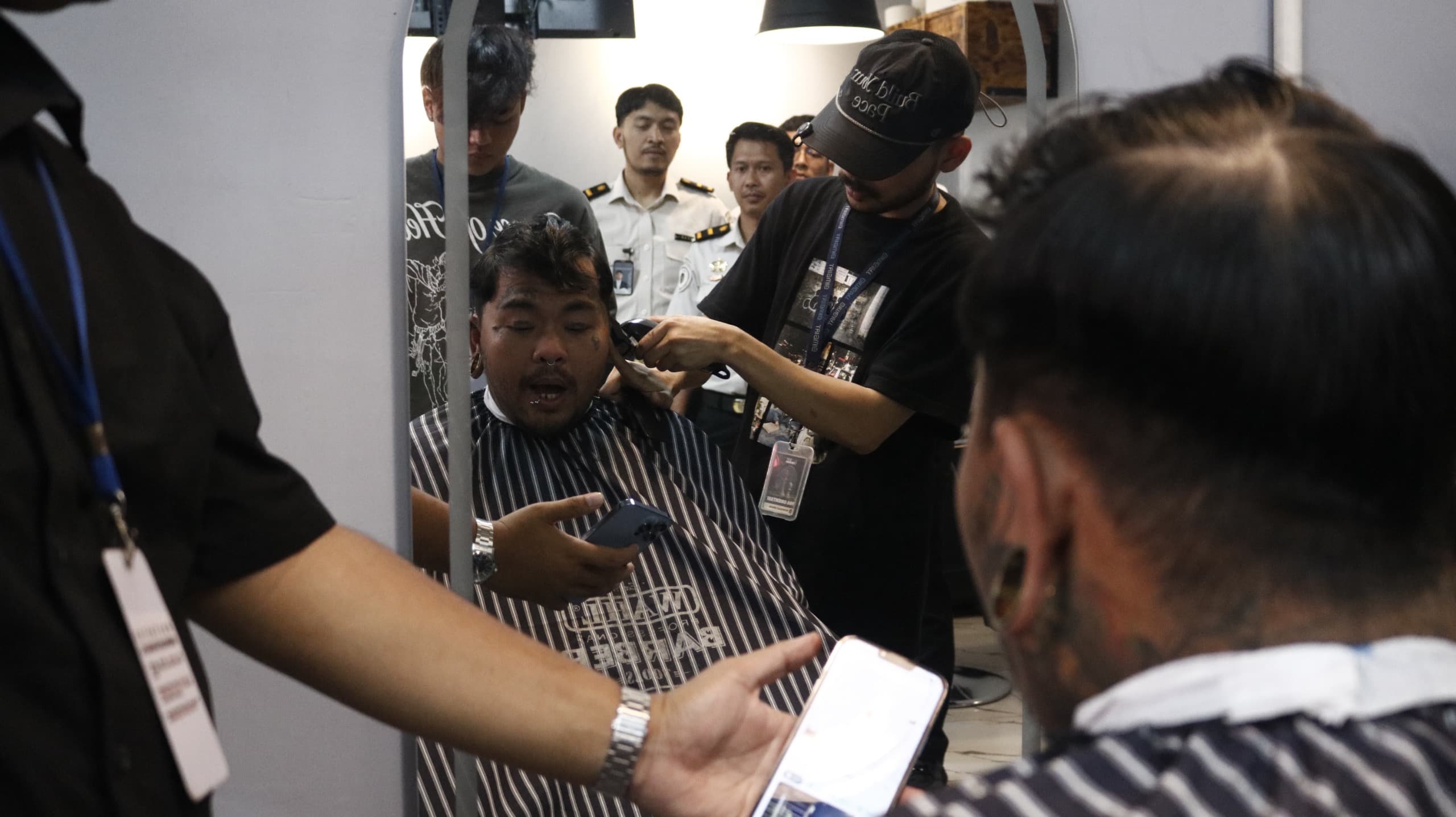 “Biar Makin Ganteng Saat Masak”, King Abdi Cukur Rambut di Barbershop Rutan Cipinang.jpg
