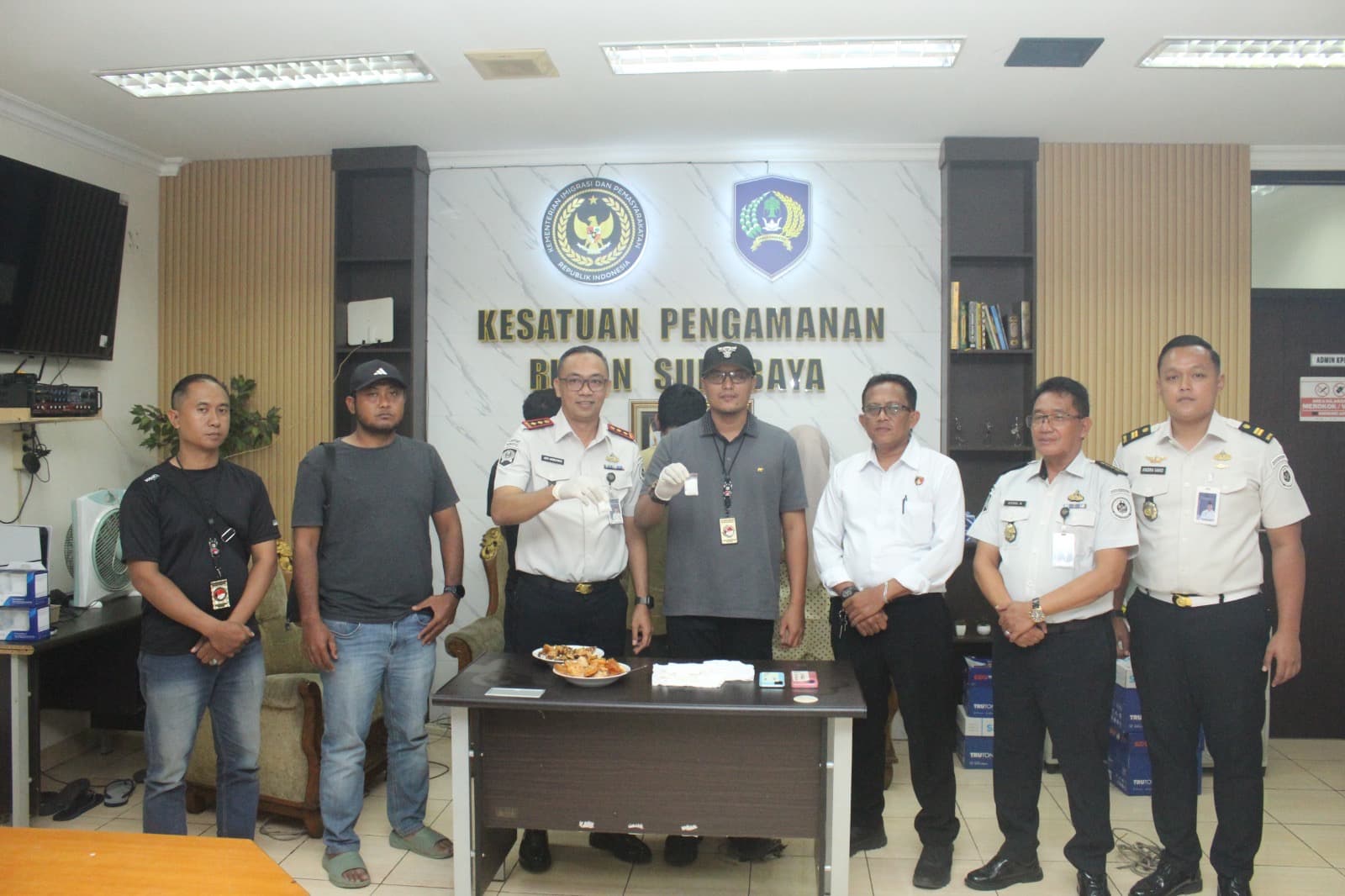 Petugas Rutan Surabaya Gagalkan Penyelundupan Diduga Sabu dalam Makanan.jpg