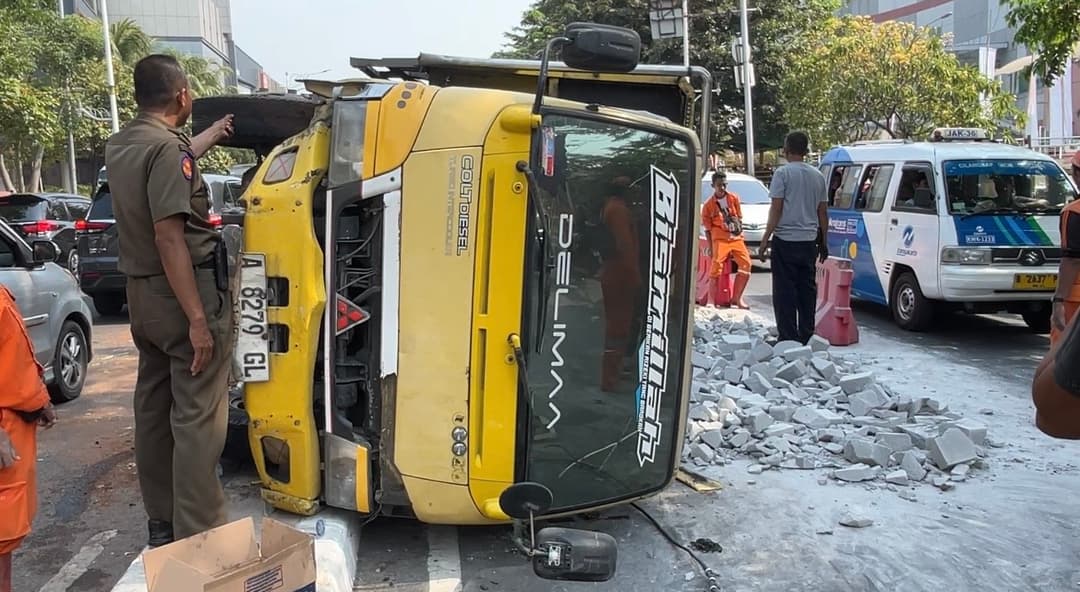 Ban-Pecah,-Truk-Bermuatan-Hebel-Oleng-hingga-Terguling-di-Taman-Mini