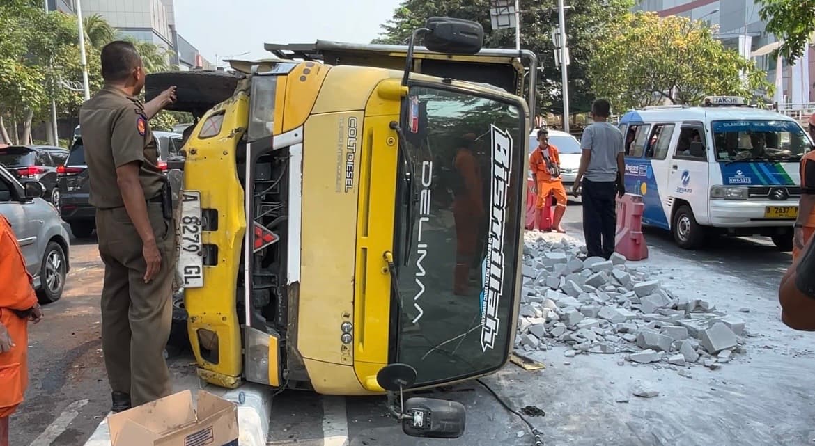 Ban Pecah, Truk Bermuatan Hebel Oleng hingga Terguling di Taman Mini.jpg