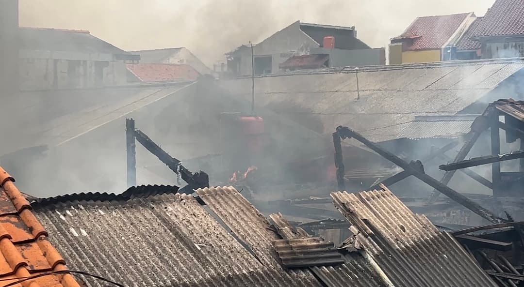 Tiga-Kontrakan-di-Pinang-Ranti-Terbakar,-Api-Diduga-Berasal-dari-Bangunan-yang-Kosong