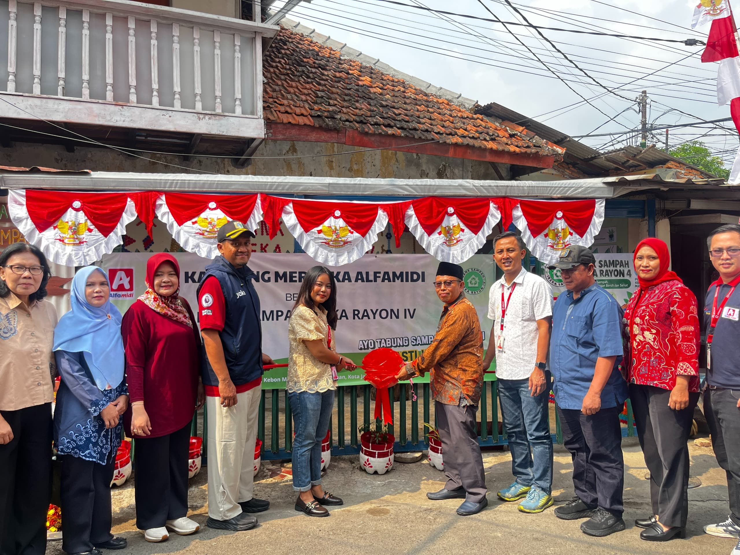 Alfamidi Gandeng Bank Sampah Ireka, Dorong Warga Matraman Kelola Sampah.jpg